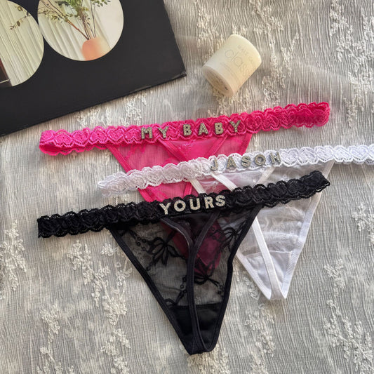 G-String Tanga mit Metallik Rhinestone Buchstaben